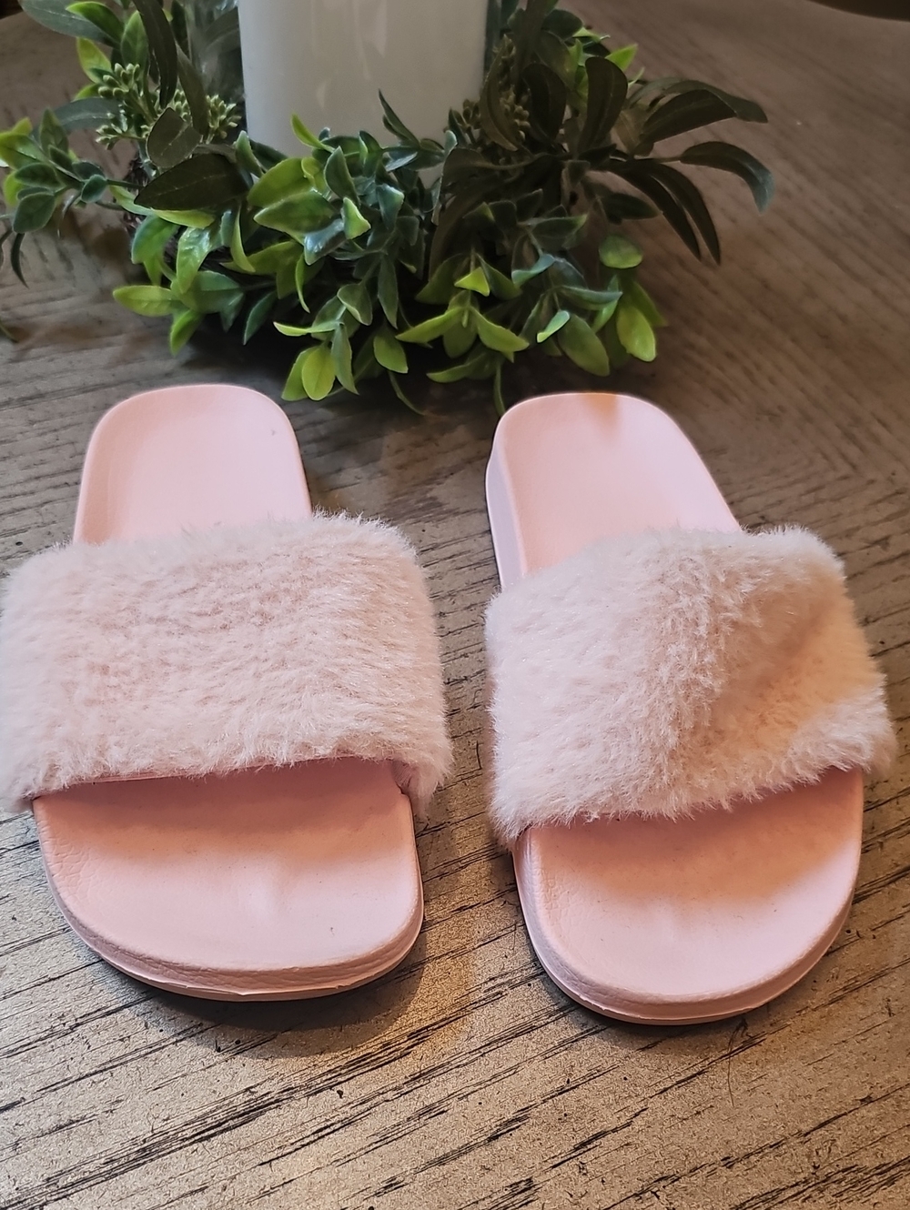 Pink Faux-Fur Slide Sandals Size 7.5 - Picture 6 of 6